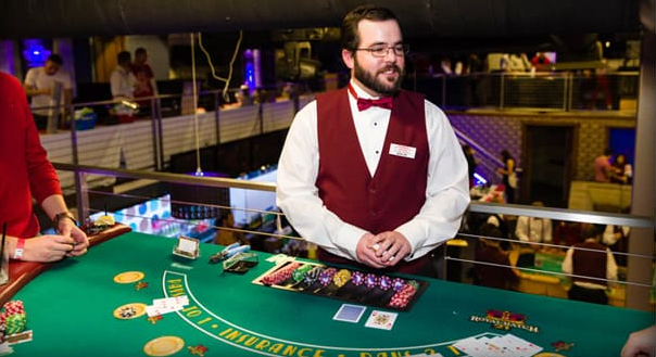 how much do poker dealers make